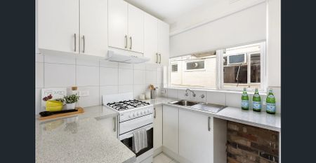 Updated top floor apartment - Photo 3