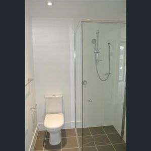 EXCELLENT LAYOUT 2 bedroom 1 bath apartment WITH car parks - Photo 3