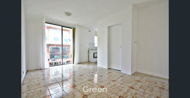 Bright & Well-Presented One-Bedroom Unit in an Ideal Location Opposite the Park & the River! - Photo 1