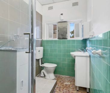 SPACIOUS TWO BEDROOM APARTMENT! - Photo 1