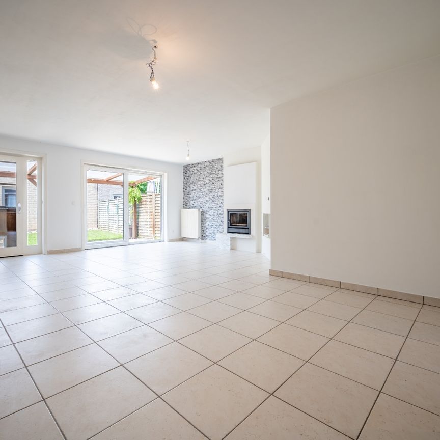 OESELGEM - Ruime woning met 4 SLPK en garage met uitweg achteraan! - Photo 1