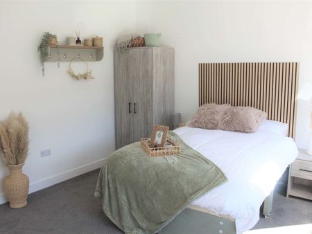 Luxury Shared House for Professionals Room 2 - Photo 3