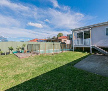 Newly Renovated Charming Home with Pool and Lock up Garage - Photo 5