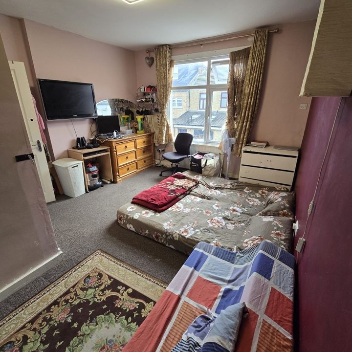 3 Bed Terraced House, Kitchener Road, E7 - Photo 1