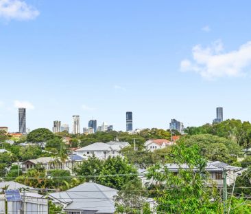 3 level townhouse with city views - Photo 2