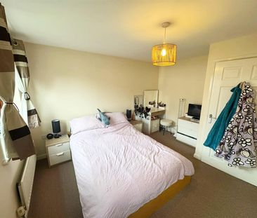 The Spinney, Limes Park, Basingstoke - Photo 6