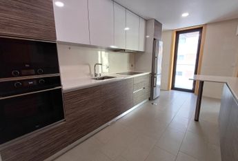 Apartamento T2 junto ao Centro Comercial Glicínias
