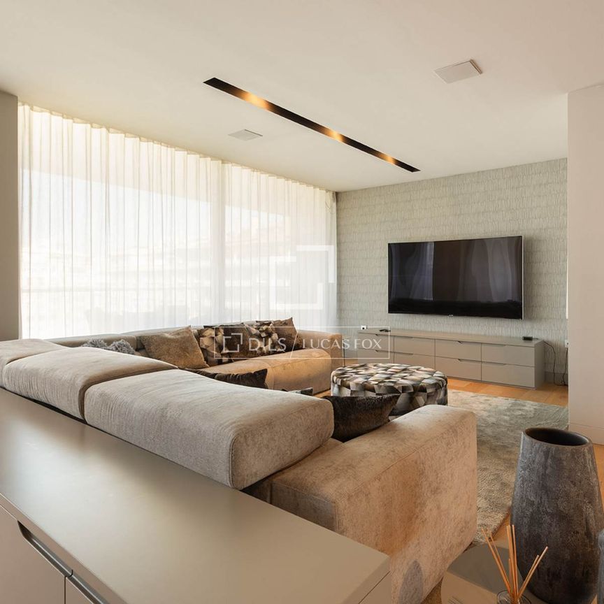 Excellent 6 Bedroom apartment with 54m² terrace for rent in Turó Park, Barcelona - Photo 1