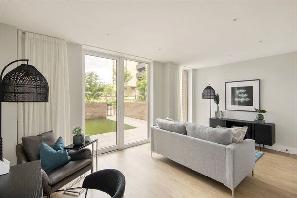 Excellent 3 bedroom, 2 bathroom duplex ground floor flat with private entrance within Wimbledon Grounds, a prestigious new development next to the AFC Wimbledon Stadium. The apartments have generous balconys, lift access, secure bike storage and landscaped communal gardens. - Photo 1