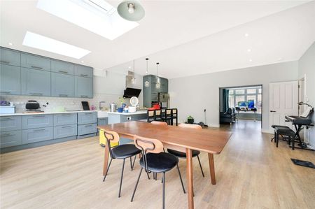 Arranged over 3 floors, this amazing 4 bedroom end-of-terrace house boasts lovely reception, bright and spacious kitchen with dining room, large private garden and 4 sizable double bedrooms. - Photo 5
