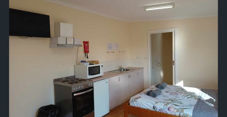 Fully Furnished Garden Studio Apartment – All Bills Included! - Photo 4