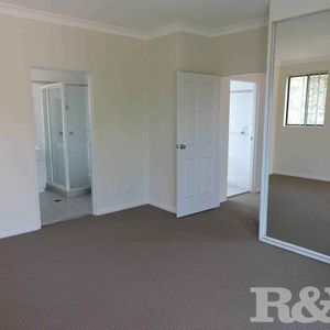 3 BEDROOM TOWNHOUSE IN BOUTIQUE COMPLEX - Photo 2