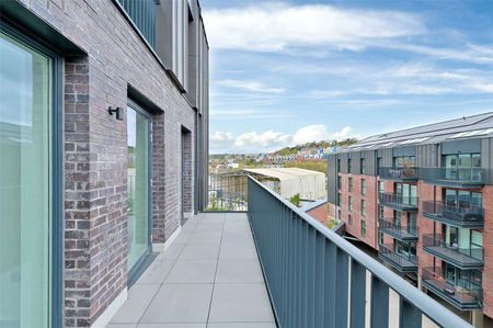 A Stunning Two-Bedroom Harbourside Apartment at McArthur’s Yard - Photo 3