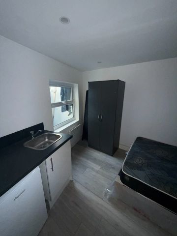 Studio Flat, High Street, CR7 - Photo 5