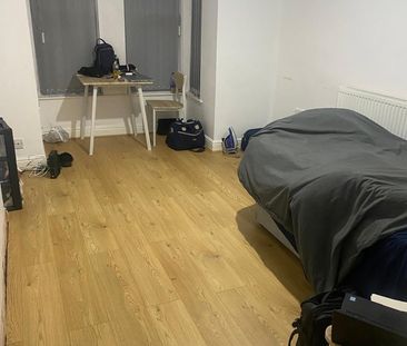 Studio Flat, Conway Drive, LS8 - Photo 1