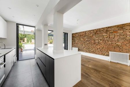 5 Bedroom House To Let - Photo 2