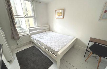 4 bedroom flat to rent - Photo 3