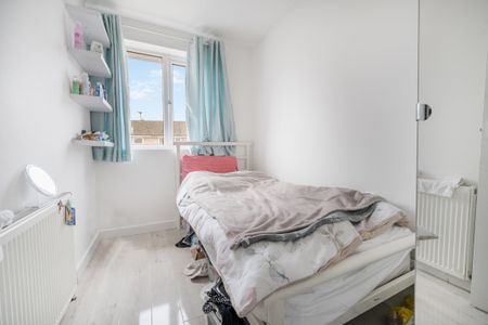 Holmcroft, Crawley - Photo 5