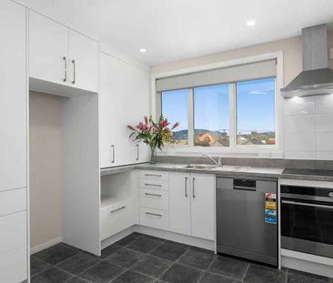Beautiful, sunny 2 bedroom apartment - Photo 2