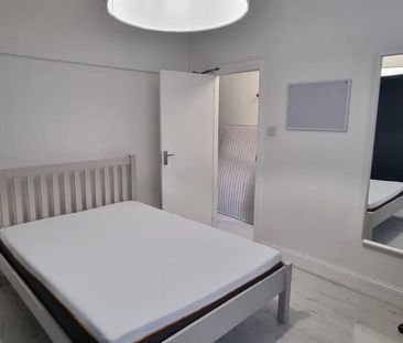 6 bedroom semi-detached house to rent - Photo 2