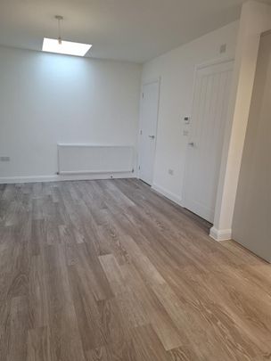 1 bedroom coach house to rent - Photo 1