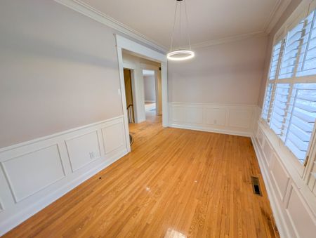 3 Bedroom Home in Prestigious Oakville Neighborhood! - Photo 4