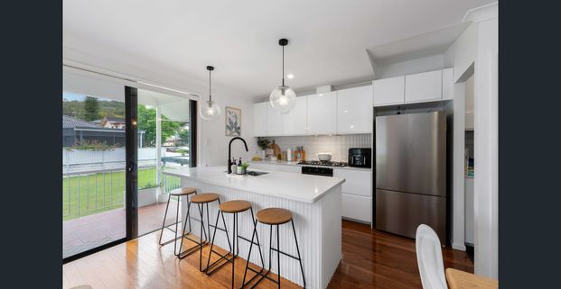 Renovated 3-Bed Upper-Level Home with Modern Style, Fireplace & Huge Backyard - Prime Carindale Location - Photo 1