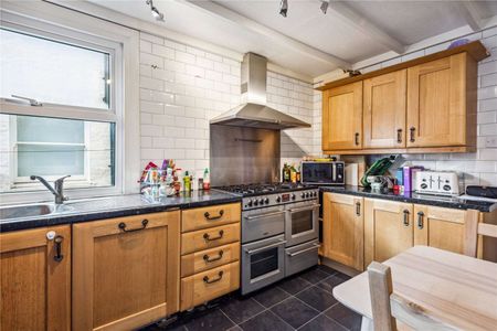 A spacious and bright four bedroom apartment set on the popular Aliwal Road. - Photo 5