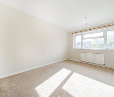 4 bedroom end of terrace house to rent - Photo 2