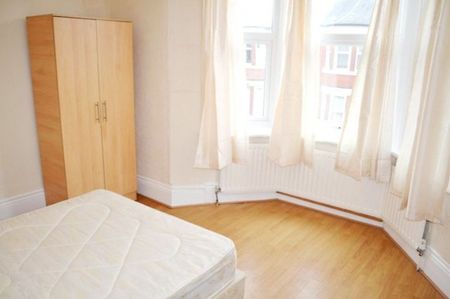2 Bed - Simonside Terrace, Heaton - Photo 5
