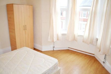 2 Bed - Simonside Terrace, Heaton - Photo 4