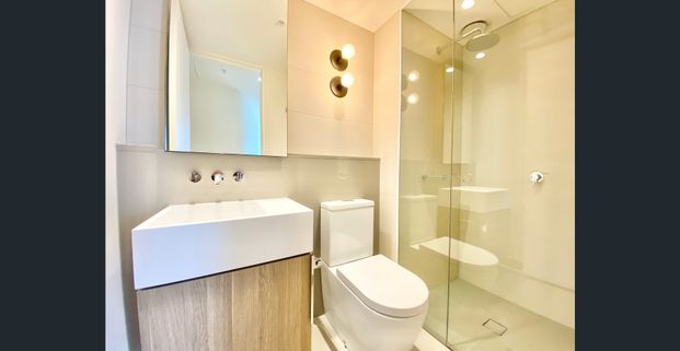 Spacious, light-filled two bedroom - Photo 1