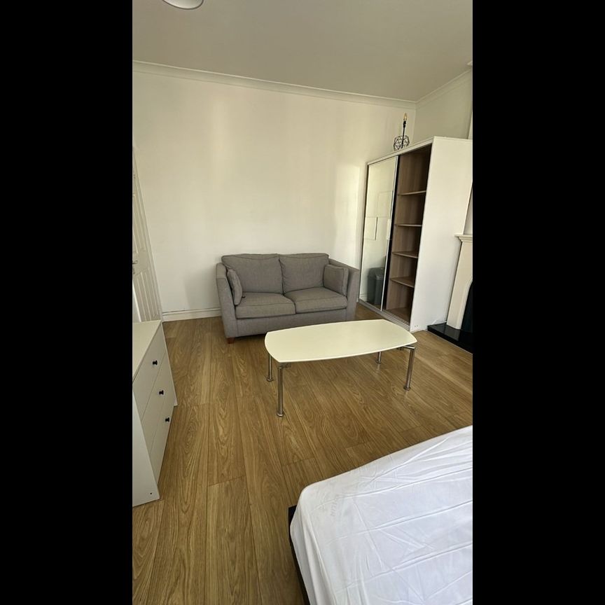 Room in a Shared House, Melrose Avenue, NW2 - Photo 1