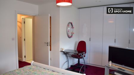 Room to rent in 4-bedroom house in Balgriffin, Dublin - Photo 2