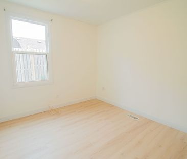 *SPACIOUS* 2 BEDROOM APARTMENT IN THOROLD!! - Photo 2