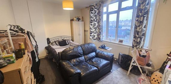 1 bedroom in a flat share to rent - Photo 2