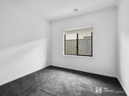 Beautiful 4 Bedroom in the heart of Strathtulloh - Photo 2