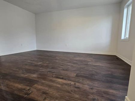 Three bedroom townhouse for rent in Brampton - Photo 4