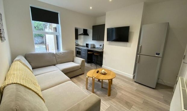 Amazing 4 bed property with 2 bathrooms - Photo 1