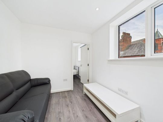 4 bedroom flat to rent - Photo 1