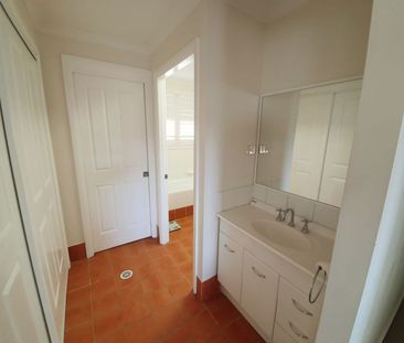 BEAUTIFULLY APPOINTED & FULLY FURNISHED DUPLEX IN QUITE CUL-DE-SAC ... - Photo 3