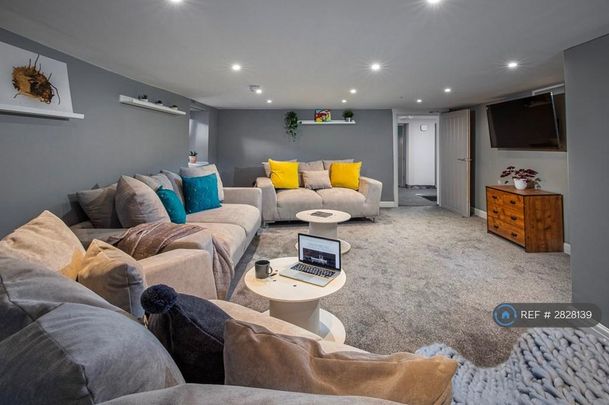 1 bedroom in a house share to rent - Photo 1