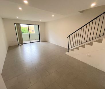 LARGE SPLIT LEVEL APARTMENT - Quality Built Building - Photo 1