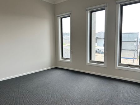 LUXURIOUS FAMILY HOME!!! - Photo 4