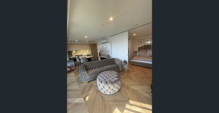 Exquisite Fully Furnished Waterfront Residence | Designer Renovations & Iconic Views - Photo 3