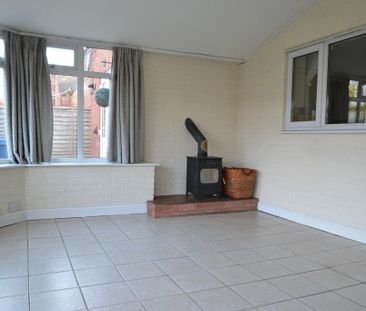 4 bedroom detached house to rent - Photo 2