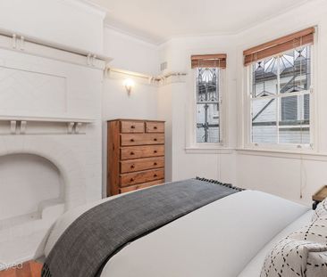 Sun Filled 90sqm Two Bedroom Apartment With Sunroom - Photo 2