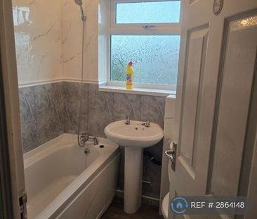 4 bedroom semi-detached house to rent - Photo 2