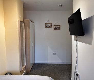 Room in a Shared House, Salford, M6 - Photo 3