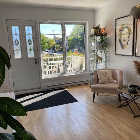 Superbe et grand 4 1/2 TRÈS lumineux et tranquille - Photo 3